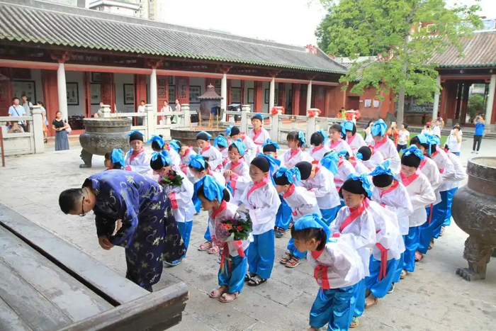 敬拜至圣先师孔子（来源：德庆县文化馆）