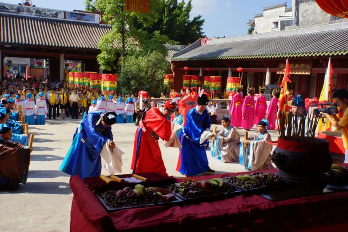 祭孔仪式之文武状元敬拜孔子（来源：德庆县文化馆）