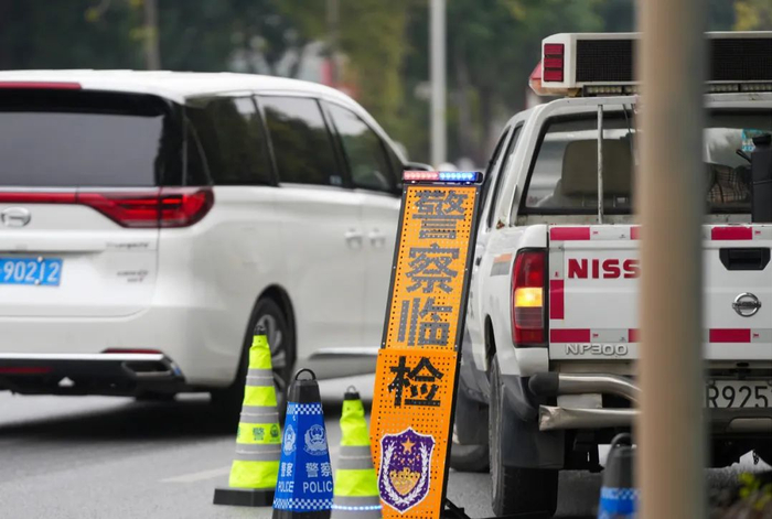 交警部门将严查车辆超载、涉酒涉毒驾驶机动车、占用应急车道等违法行为。清远日报记者 江元威 摄