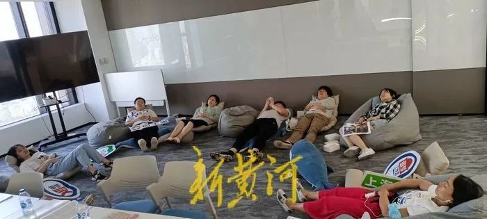 （“觉主家”举办的地区病友沙龙，设立休息时间让参与者小睡。受访者供图）