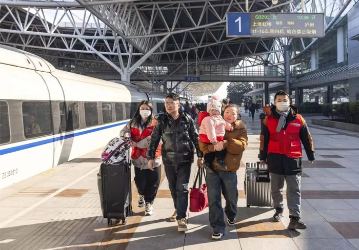 　　1月26日，“5980”职工青年志愿者在江苏泰州站帮助旅客进站乘车。工人日报通讯员 汤德宏 摄