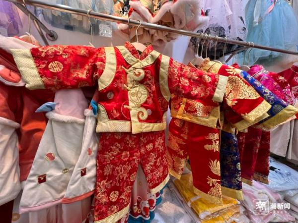 小童的裤装拜年服卖得稍微便宜一些。记者 邹宸 摄