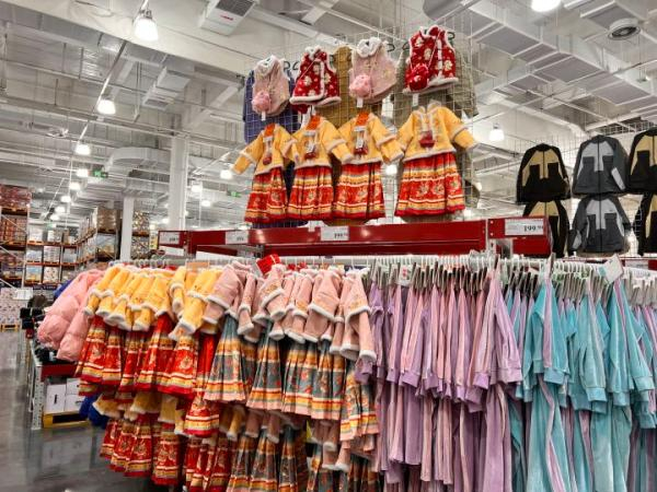 山姆会员店的新年服货架。记者邹宸摄