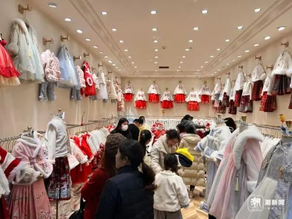 昆龙童装城内挤满了家长。记者邹宸/摄