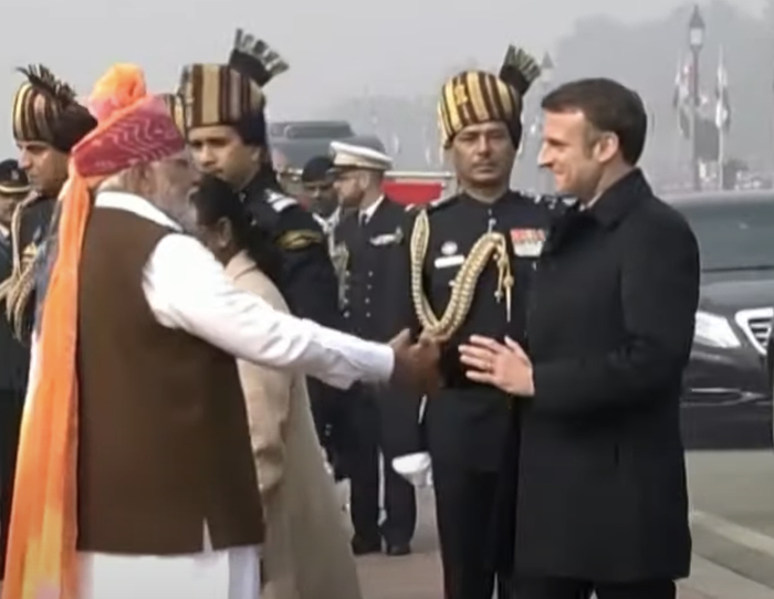 ▲马克龙下马车时，印度总理莫迪已经等候在下车处迎接