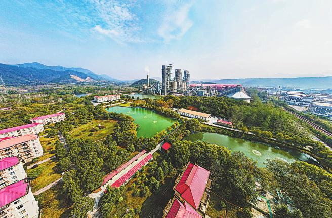 创建绿色工厂，发展循环经济。潘伟/摄