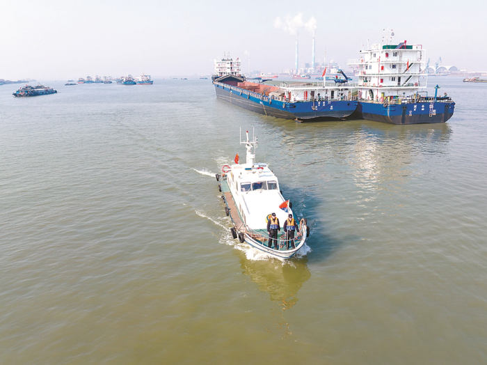 1月26日，长江航运公安局镇江分局联合海事等部门护航水上春运。濮方杰 摄