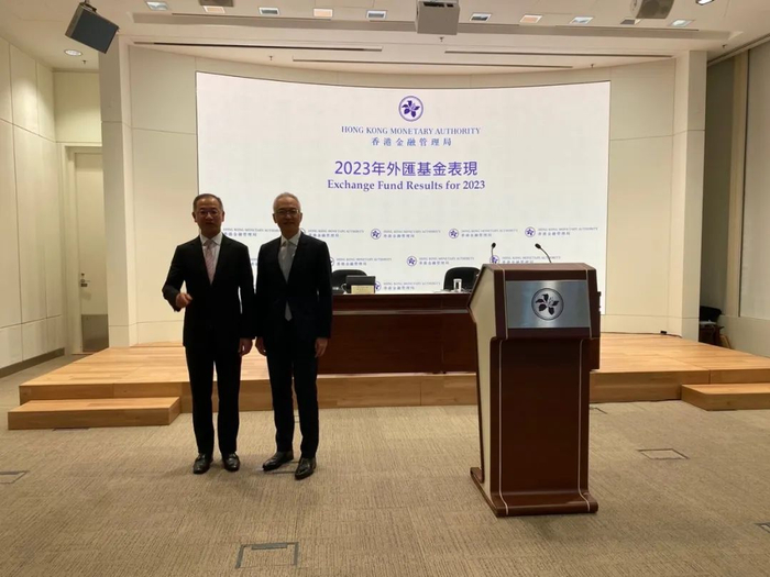 香港金管局总裁余伟文和香港金管局副总裁李达志在发布会现场。图片来源，记者拍摄。
