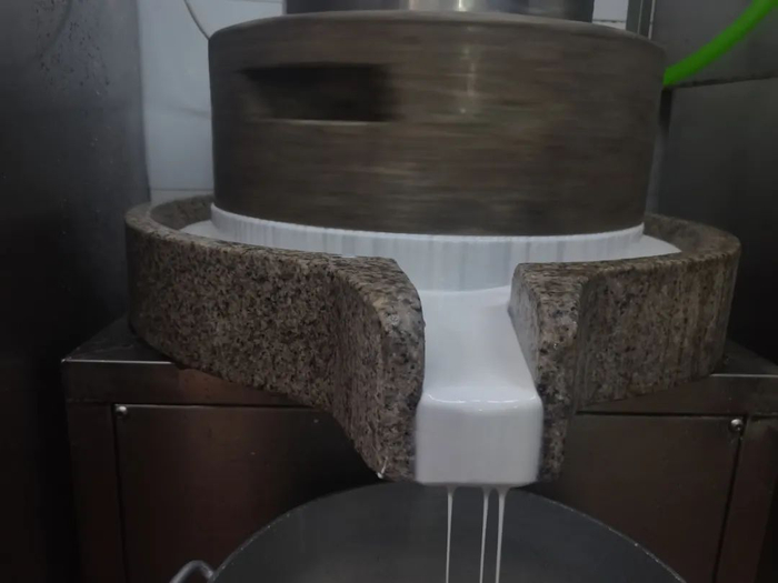 磨浆（来源：德庆县文化馆）