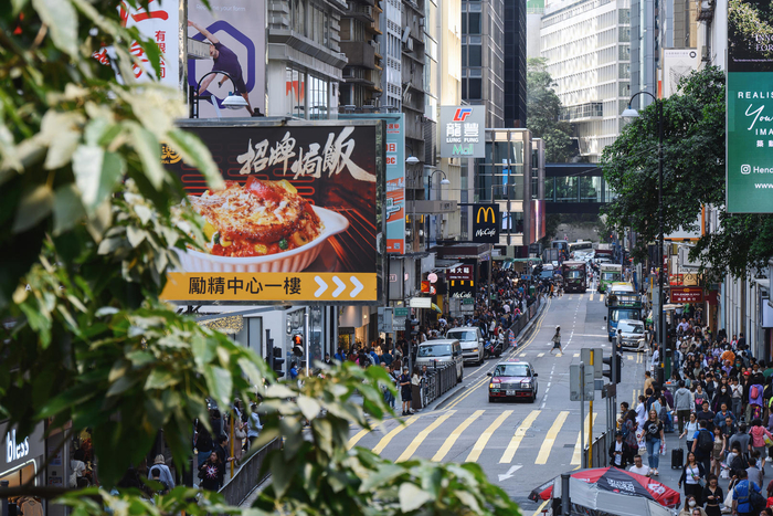 ▲2023年11月25日，香港中环街道游人如织。图据视觉中国