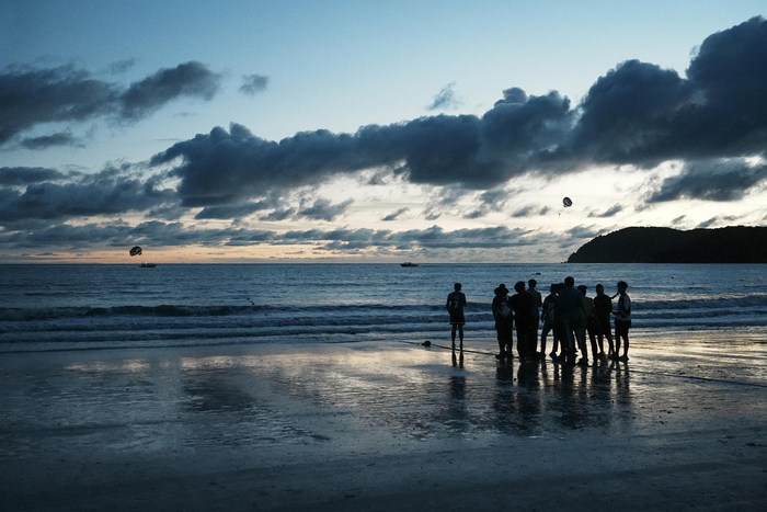 ▲当地时间2023年7月10日，马来西亚兰卡威，游客在珍南海滩度假休闲。图据视觉中国