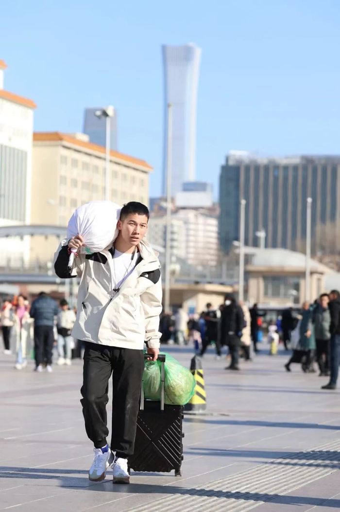 　　1月26日，2024年春运首日，北京站北广场的旅客。工人日报记者 吴凡 摄