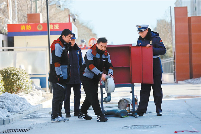 　　昨天上午，丰台区消防救援支队队员对“轻骑兵”进行了消防技能培训。 本报记者 甘南摄