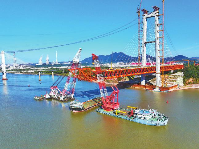 G3铜陵长江公铁大桥架梁吊机成功整体转场。高凌君/摄滨江生态体育公园。高凌君/摄