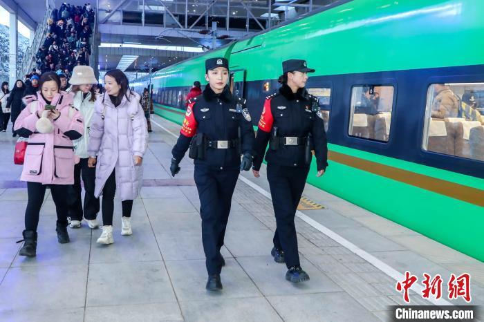 图为春运首日,格桑梅朵女子乘务警组乘警余丹措(左一)与古晓晨(右一