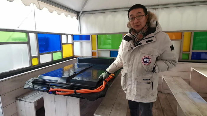 图片说明：欧亚电巴CEO李煜介绍可兼容30多款车型电池包的多品牌车型共享可拆卸框架