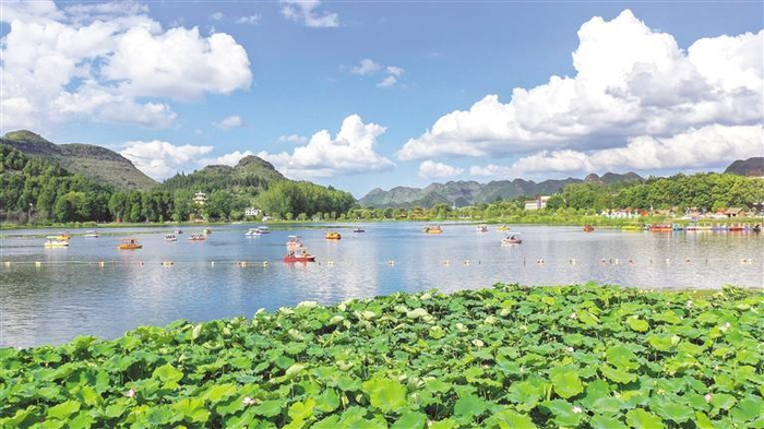     游客在安龙招堤湿地公园划船。 刘朝富 摄