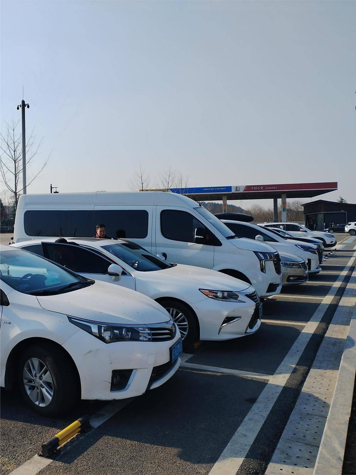 福银高速安陆服务区停满了往来的私家车.(湖北日报全媒记者 胡祎 摄)