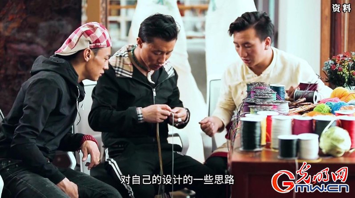 在非遗研修班里，非遗传承人正在进行交流研讨。