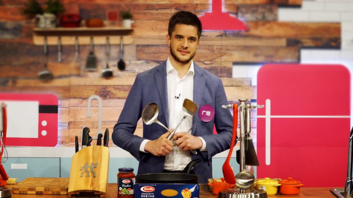 　　△广坦参加中国烹饪节目