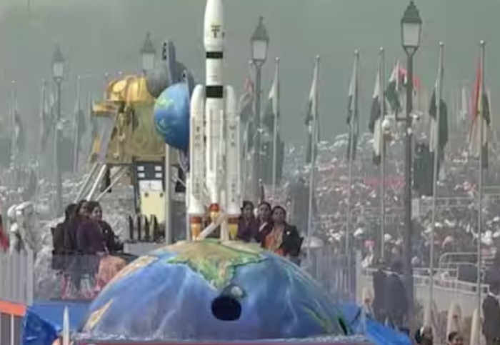 ▲站在花车上的是8名印度女科学家