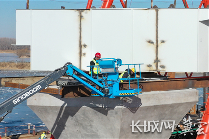 工人们正在进行施工作业。长城网·冀云客户端通讯员 刘向 摄