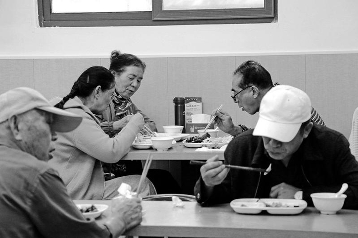 老年居民在宿州市埇桥区北关街道校场社区老年助餐点愉快就餐。丁辉/摄