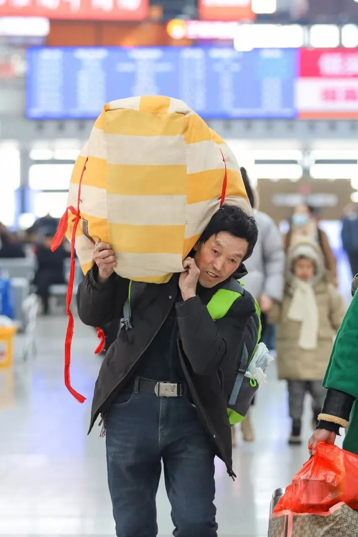 　　1月26日，旅客在山东省青岛火车北站准备乘车。工人日报通讯员 张鹰 摄