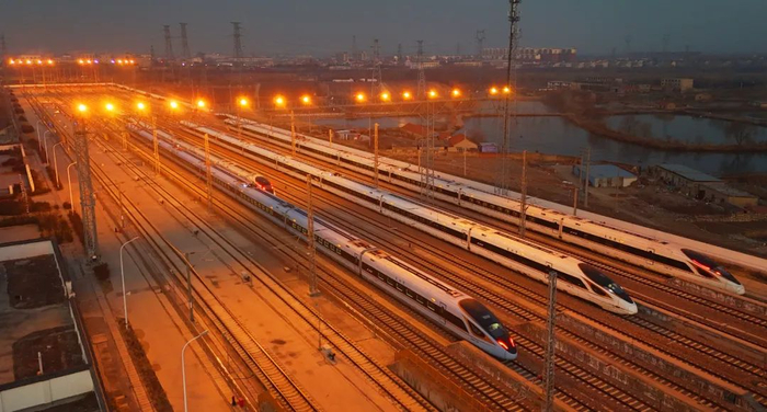 　　1月26日，江苏省连云港市动车存车场，投入春运的动车组列车整装待发。工人日报通讯员 耿玉和 摄