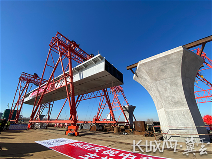 厂通路潮白河大桥施工现场。长城网·冀云客户端记者 张伟 摄