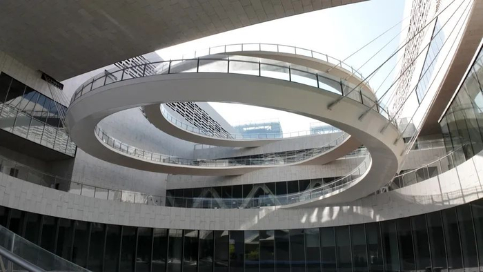 上博东馆内的大型旋转步道引起很多市民好奇。