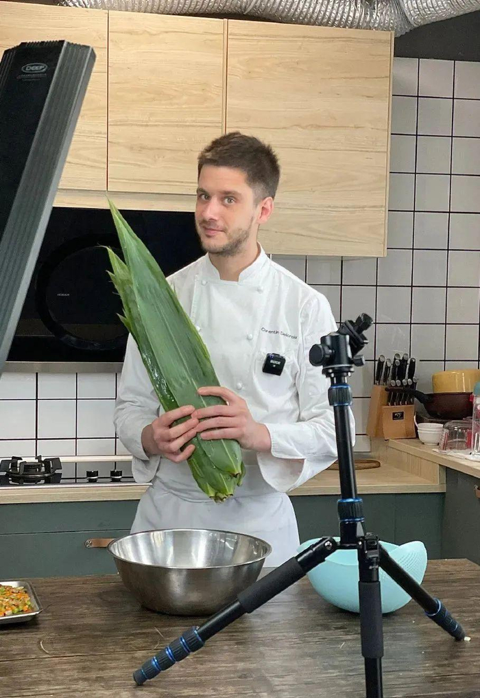 　　△广坦拍摄粽子制作视频