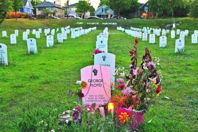     图为2023年5月25日美国明尼苏达州明尼阿波利斯市弗洛伊德墓碑前摆放的鲜花。新华社发