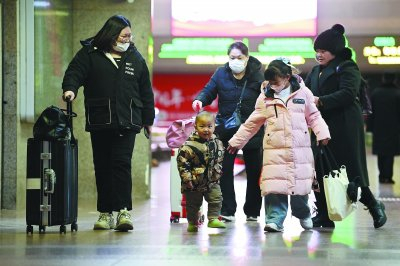     几名旅客步入北京西站候车大厅。杨睿/摄