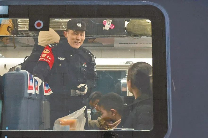 1月26日，西安铁路公安处乘警巡查车厢。张鑫 摄