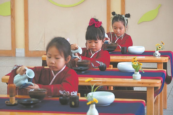     武夷山市实验幼儿园通过泡茶、品茶等活动，让幼儿潜移默化学习朱熹的儒雅、明礼、好客等优秀品质。本版图片由采访对象提供