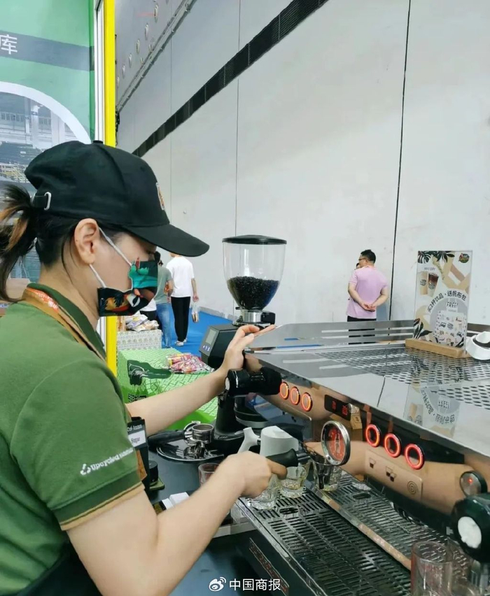 △亚美森咖啡工作人员正在制作咖啡产品。（图片源自官方小红书号）