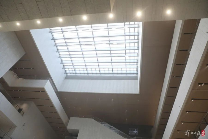 在功能布局上，东馆的建筑空间分为陈列展示区、公共服务区和配套功能区，约各占三分之一。