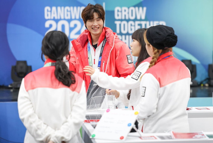   1月18日，志愿者在江原道冬青奥村内交流。新华社记者 胡虎虎 摄