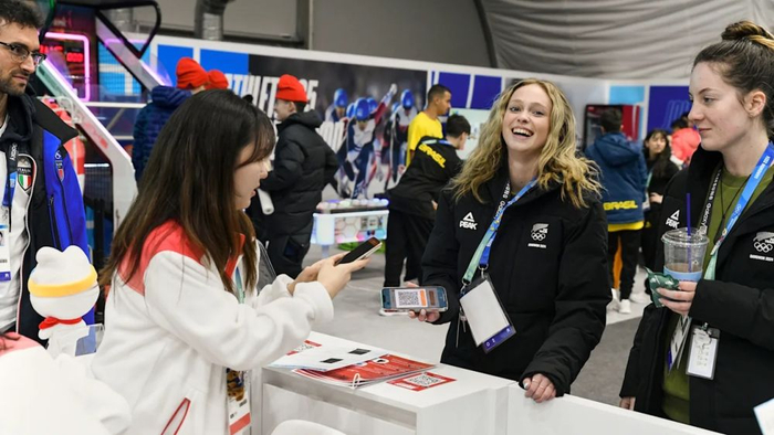   运动员们在冬青奥村“运动员365”体验区中。图片来自国际奥委会官网