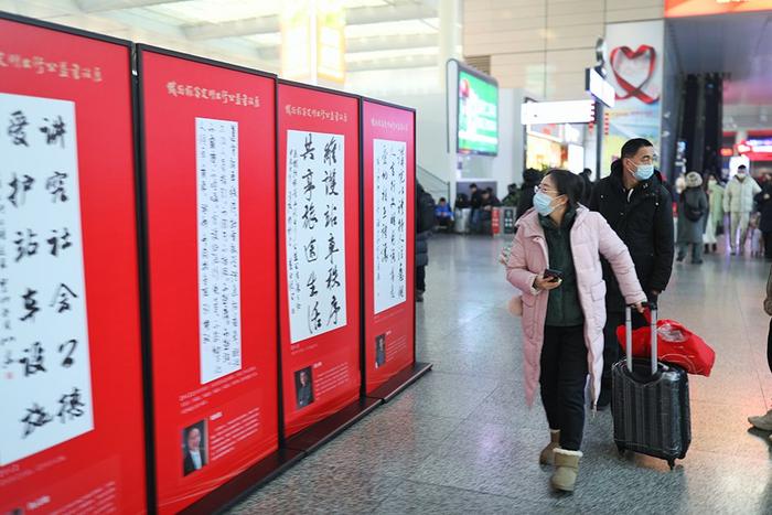 上海虹桥站开展“温馨春运、文明相伴”主题宣传活动​。受访者供图