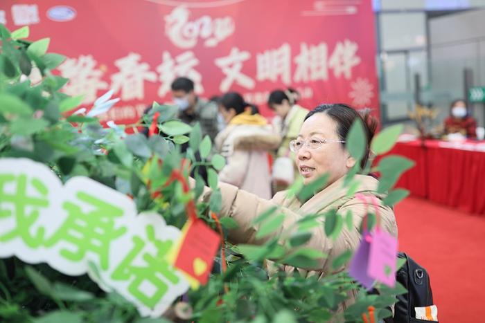上海虹桥站开展“温馨春运、文明相伴”主题宣传活动​。受访者供图