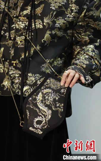 孔子博物馆以馆藏龙纹为灵感创作的服饰和背包.孔子博物馆供图