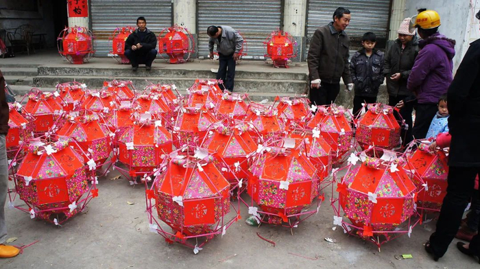 街头上售卖的藤竹篾纸扎花灯（来源：德庆县文化馆）