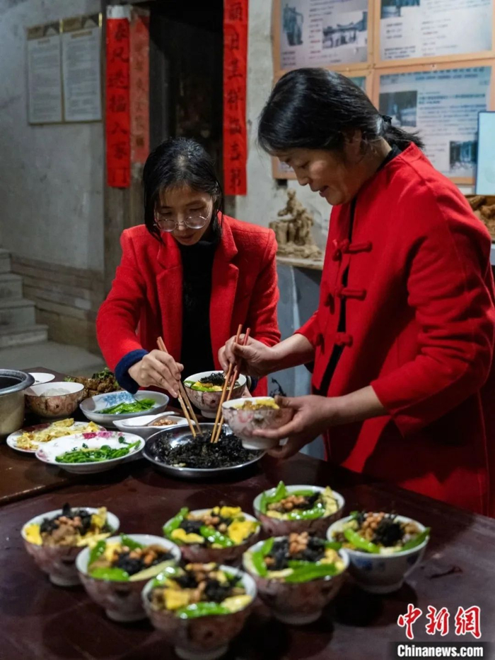 正月初一早餐吃面。陈力雄 摄