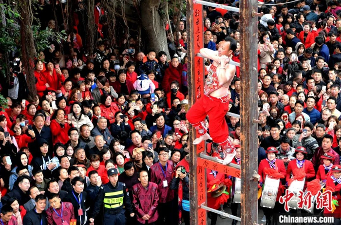 “僮身”表演者在莆禧古城“上刀梯”祈福。中新社记者 王东明 摄