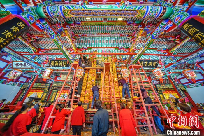 民众正月里垒“桔塔”祈福。蔡昊 摄