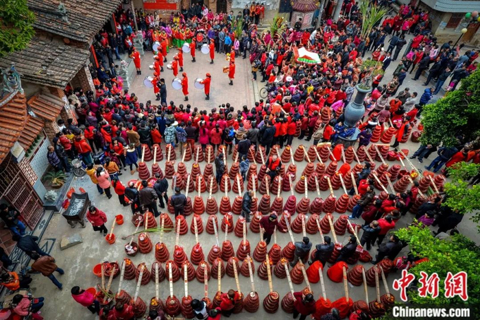 芳山千人千担挑万盘。曾炳麟 摄