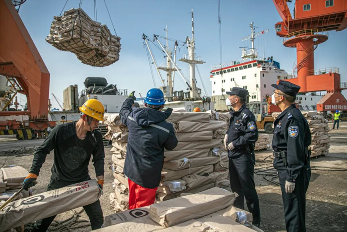 移民管理警察深入码头了解情况。（桂子云 摄）