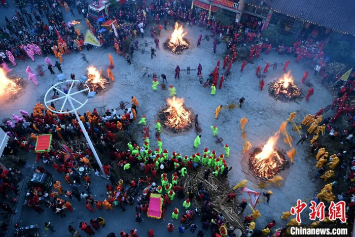 摆棕轿闹元宵。中新社记者 王东明 摄